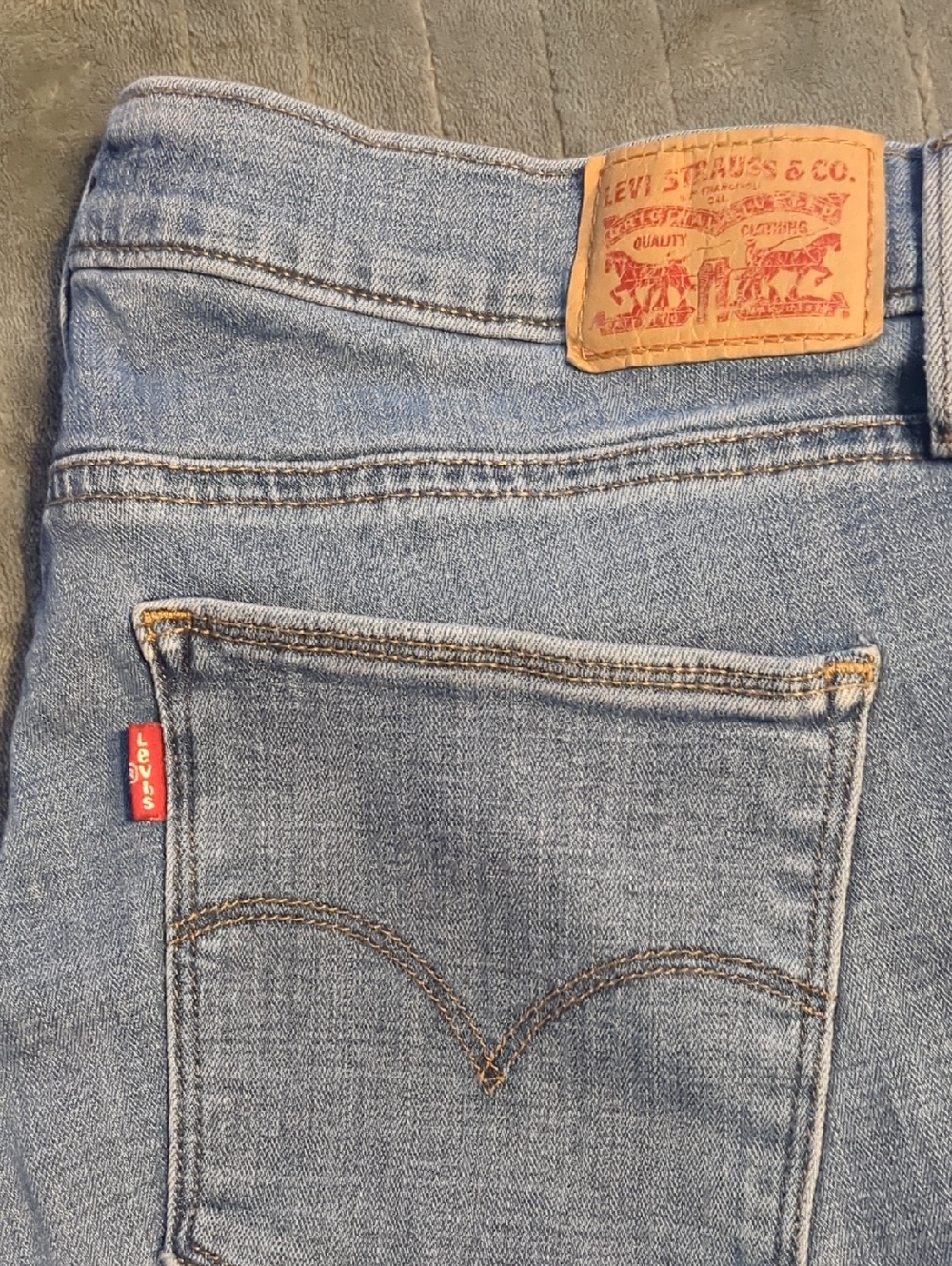 Levi’s Women's Classic Slimming Bootcut Jeans. - Picture 2 of 16